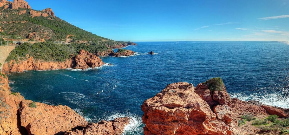 🌍Carnet de Voyage Massif de l&rsquo;Estérel Entre Saint-Raphaël et Cannes, le massif de l’Estérel offre l’un des paysages les plus spectaculaires de la Côte d’Azur